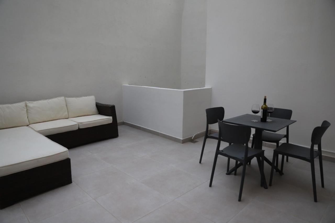 Lovely Next To Bus Terminus Apartment *