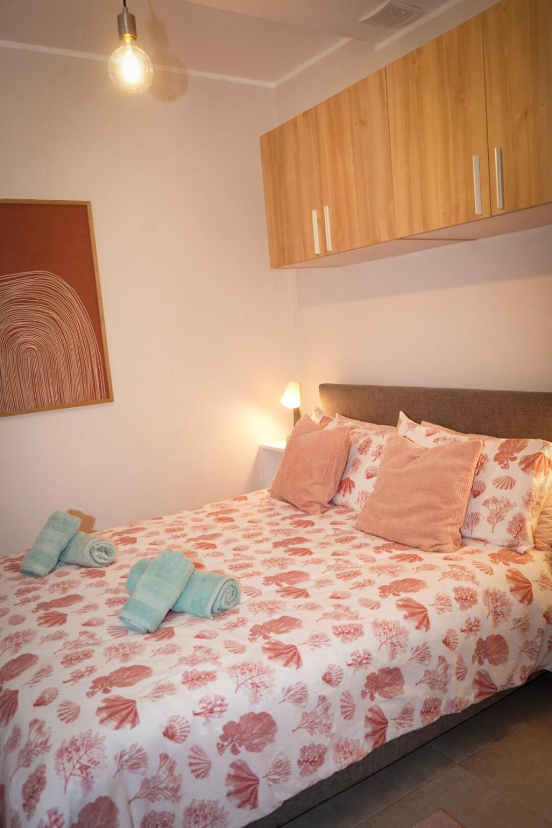 Lovely Next To Bus Terminus Apartment *